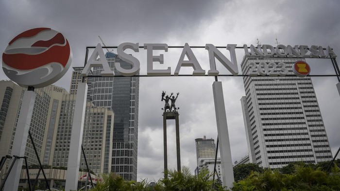 Logo KTT ASEAN Summit 2023 di Bundaran HI