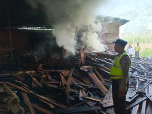 Kebakaran Pabrik Kayu di Malang Terjadi Saat Oven Tungku Ditinggal Pekerja Kebakaran Pabrik Kayu di Malang Terjadi Saat Oven Tungku Ditinggal Pekerja