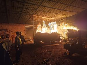 Pabrik Pengolahan Kayu di Lawang Malang Terbakar Pabrik Pengolahan Kayu di Lawang Malang Terbakar