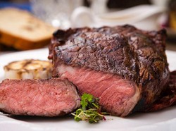 Bukan Darah, Ini Arti Cairan Merah pada Steak Medium