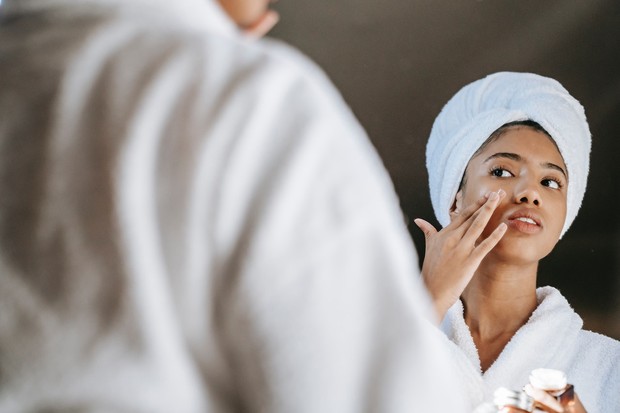 Memakai sunscreen, salah satu cara melindungi diri dari cuaca panas ekstrem