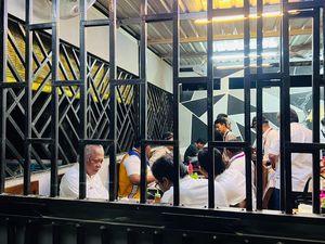 Saat Menteri Basuki Cicipi Bakso Jawara di Sela Persiapan KTT ASEAN Labuan Bajo