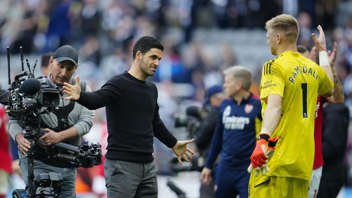 Arsenals manager Mikel Arteta, left and Arsenals goalkeeper Aaron Ramsdale celebrate after their team defeated Newcastle 2-0 during an English Premier League soccer match at St James Park stadium in Newcastle, Sunday, May 7, 2023. (AP Photo/Jon Super)