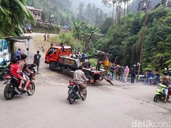 Mobil Derek Nyerah Evakuasi Bangkai Bus di Jurang Guci Tegal