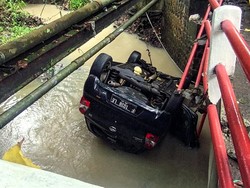 Mobil Berisi Sekeluarga Nyemplung Sungai di Sukabumi Usai Tabrak Jembatan