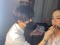 MUA Bennu Sorumba Ungkap Cerita di Balik Makeup Mahalini Saat Lamaran