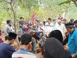 Isak Tangis Keluarga Iringi Pemakaman Korban Bus Masuk Jurang di Guci Tegal