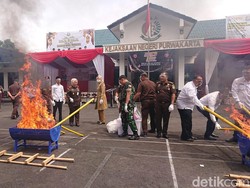 Kobaran Api Hancurkan Barang Bukti Kejahatan Narkoba di Purwakarta