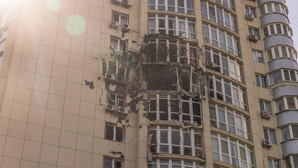Penampakan Apartemen di Kyiv yang Rusak Akibat Serangan Drone Rusia