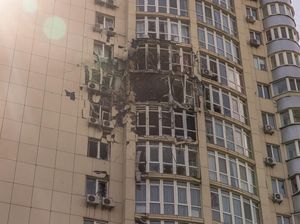 Penampakan Apartemen di Kyiv yang Rusak Akibat Serangan Drone Rusia