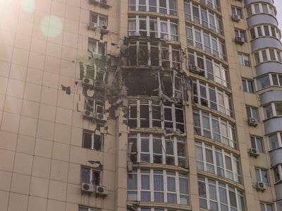 Penampakan Apartemen di Kyiv yang Rusak Akibat Serangan Drone Rusia