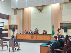 5 dari 17 Pengacara Haris Azhar Tak Dapat Kursi di Sidang, Ngotot ke Hakim