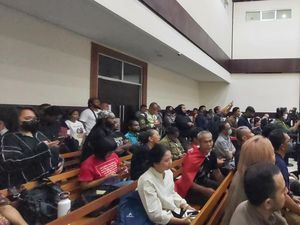 Pengunjung Sidang Soraki Jaksa gegara Bilang HAM Tak Hanya untuk Haris-Fatia Pengunjung Sidang Soraki Jaksa gegara Bilang HAM Tak Hanya untuk Haris-Fatia