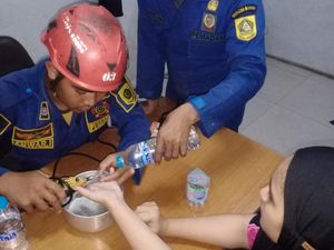 Wanita di Bogor Tak Bisa Lepas Cincin hingga Jari Bengkak, Damkar Beraksi Wanita di Bogor Tak Bisa Lepas Cincin hingga Jari Bengkak, Damkar Beraksi