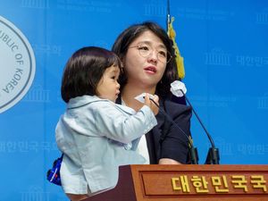 Viral Politisi Korea Konferensi Pers Gendong Anak, Kritik Kebijakan Anti-anak Viral Politisi Korea Konferensi Pers Gendong Anak, Kritik Kebijakan Anti-anak