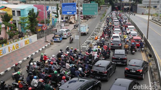 Ribuan kendaraan terjebak kemacetan di KH Abdullah Syafei, Jakarta Selatan, Senin (8/5/2023).