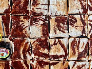 Wow! Seniman Ini Gambar Wajah Raja Charles III dengan 42 Roti Panggang