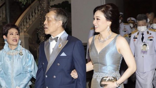 9 Foto Istri Sah Raja Thailand yang Muncul di Penobatan Charles, Pamer Mesra