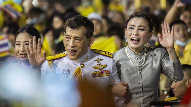 BANGKOK, THAILAND - NOVEMBER 01:  King Maha Vajiralongkorn and Queen Suthida greet supporters of the Thai monarchy outside the Grand Royal Palace on November 1, 2020 in Bangkok, Thailand. Thousands of Thai Monarchy supporters rally near the Grand Palace to show their support for King Maha Vajiralongkorn and to greet him and his wife, Queen Suthida, after a royal ceremony where the King changes the seasonal robe of the emerald Buddha located within the Grand Palace. (Photo by Lauren DeCicca/Getty Images)