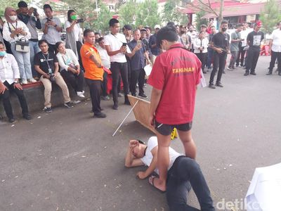 Lihat Lagi Momen Rekonstruksi Penganiayaan Anak AKBP Achiruddin ke Ken