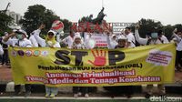 Ribuan Nakes Gelar Aksi Tolak RUU Kesehatan di Patung Kuda