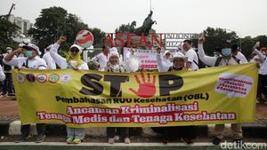 Ribuan Nakes Gelar Aksi Tolak RUU Kesehatan di Patung Kuda