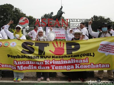 Ribuan Nakes Gelar Aksi Tolak RUU Kesehatan di Patung Kuda