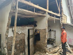 Rumah di Bogor Ambruk Usai Diguyur Hujan Deras