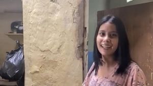 8 Foto Wanita Review Rumah Bergaya Klasik Purba Serasa Istana, Kocak Abis!