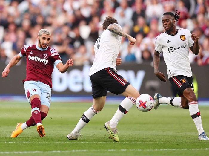 LONDON, ENGLAND - MAY 07: Said Benrahma of West Ham United scores the teams first goal during the Premier League match between West Ham United and Manchester United at London Stadium on May 07, 2023 in London, England. (Photo by Ryan Pierse/Getty Images)