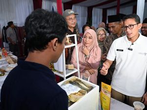 Sandiaga Bagikan 2.250 Bibit Lele untuk Tingkatkan Pendapatan Warga