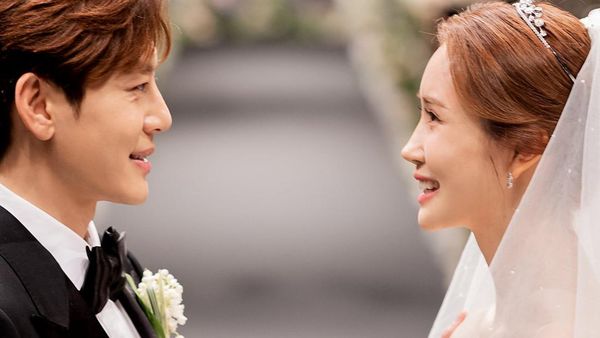 Gorgeous! Kemesraan SE7EN dan Lee Da Hae di Hari Pernikahan