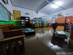 Banjir Terjang Sekolah di Cimahi, Dokumen-Laptop Terendam!