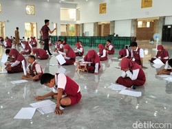 Pilu Siswa 3 SD di Polman Ujian di Masjid-Tenda Darurat gegara Banjir