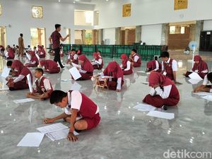 Pilu Siswa 3 SD di Polman Ujian di Masjid-Tenda Darurat gegara Banjir Pilu Siswa 3 SD di Polman Ujian di Masjid-Tenda Darurat gegara Banjir