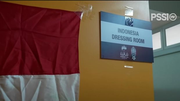 Suasana Ruang Ganti Timnas Indonesia U-22 Bendera Merah Putih dan papan dressing room Timnas Indonesia U-22 di SEA Games 2023 yang ditempel menggunakan lakban.