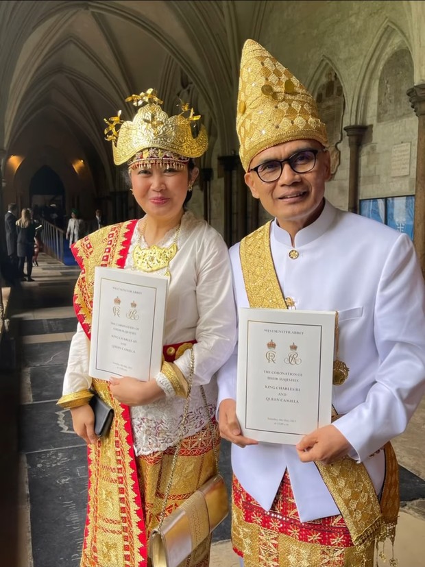Potret Dubes RI untuk Inggris dan sang istri saat hadir di penobatan Raja Charles III.