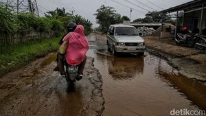 Tolong... Jalan Raya Pasar Babelan di Bekasi Rusak Parah
