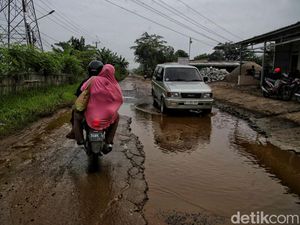 Tolong... Jalan Raya Pasar Babelan di Bekasi Rusak Parah
