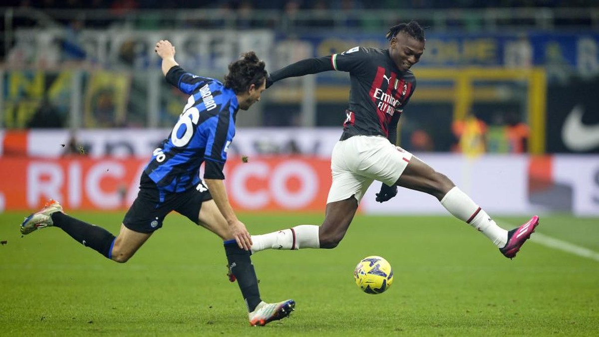 Rafael Leao terancam tak bisa memperkuat AC Milan di leg pertama semifinal Liga Champions melawan Inter Milan (Foto: Getty Images/Pier Marco Tacca)