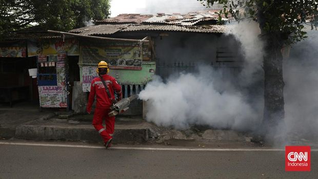 Petugas dari Puskesmas Duren Sawit melakukan pengasapan di pemukiman warga RT 10 RW 10 Kelurahan Duren Sawit, Jakarta, Selasa, 9 Mei 2023. Pengasapan dilakukan karena terdapat kasus demam berdarah di lingkungan tersebut. CNN Indonesia/Safir Makki