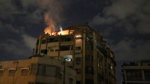 Penampakan Apartemen di Gaza Kebakaran Gegara Serangan Udara Israel
