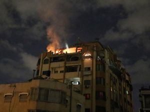 Penampakan Apartemen di Gaza Kebakaran Gegara Serangan Udara Israel Penampakan Apartemen di Gaza Kebakaran Gegara Serangan Udara Israel