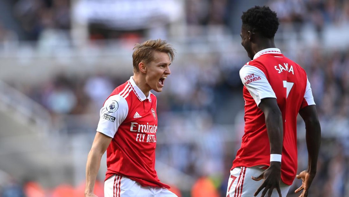 Martin Odegaard ingatkan para rival kalau Arsenal belum panas. (Foto: Getty Images/Stu Forster)