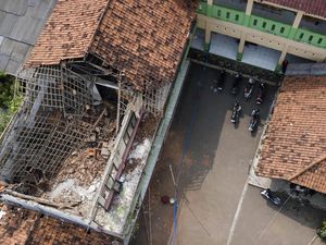 SDN Sukadanau 01 di Cikarang Barat Ambruk, Begini Kondisinya