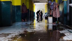 Potret Para Siswa Cimahi Berjibaku Bersihkan Sekolah dari Sisa Banjir