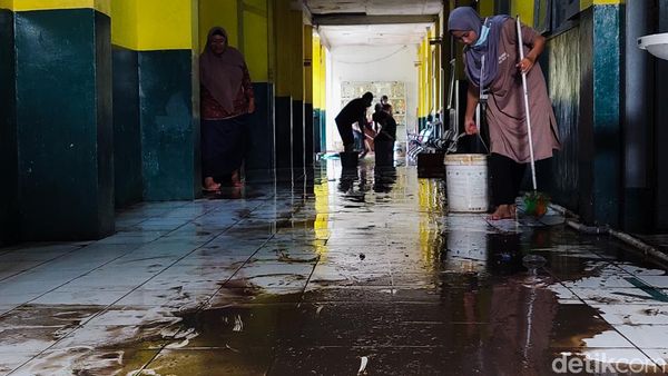 Potret Para Siswa Cimahi Berjibaku Bersihkan Sekolah dari Sisa Banjir