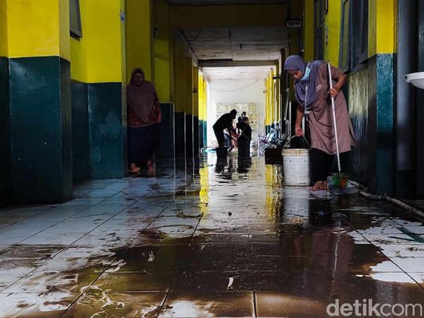 Potret Para Siswa Cimahi Berjibaku Bersihkan Sekolah dari Sisa Banjir