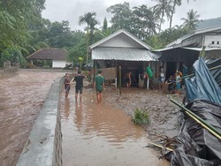 Banjir Terjang Desa Senggigi, Puluhan Rumah Terendam