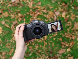 Canon EOS R8 Dirilis, Mirrorless Fullframe yang Enteng Canon EOS R8 Dirilis, Mirrorless Fullframe yang Enteng